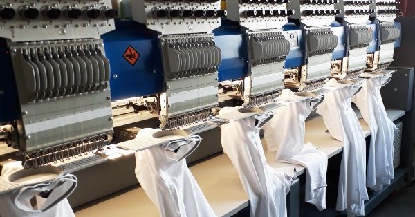 hímzés egy ruhadarabon